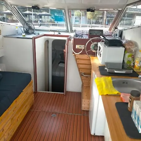 Barco Lucky Sant Adria de Besos