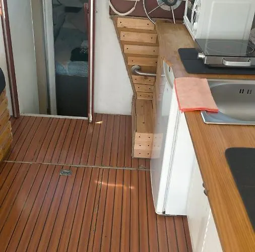 Barco Lucky 보트호텔 산트 아드리아 데 베소스