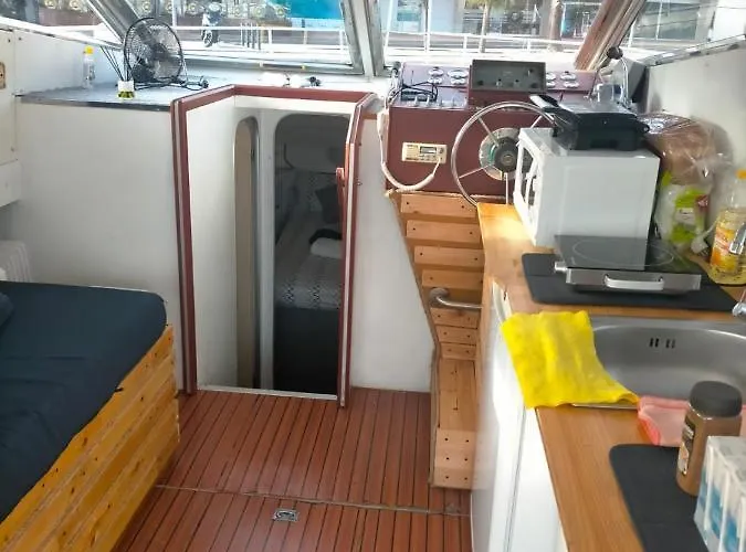 Barco Lucky 산트 아드리아 데 베소스